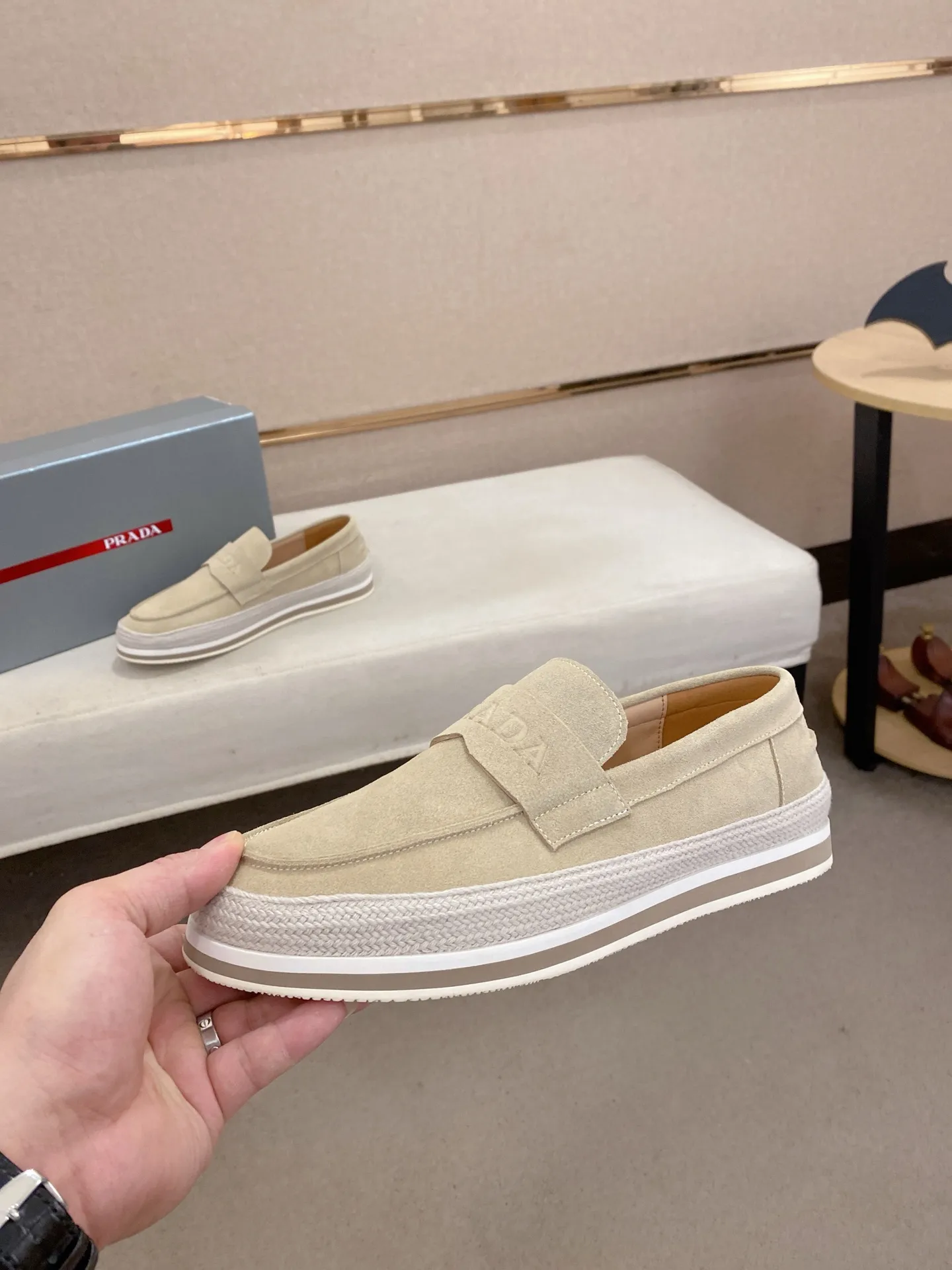 Men's shoes 💰 480💰 ✔️✔️✔️Top high version High-quality new PRADA (Prada) counters are launched at the same time. The new men's shoes and 😘fabrics are purely handmade in Niujing. Lining: Full cowhide lining. 👍🏿High-end☄️Open-molded non-slip rubber outsole, exquisite lines, simple and elegant, comfortable and high-end for leisure travel. Code number: 38-44. Can be customized45